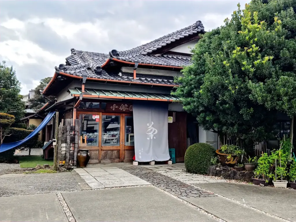 富士市【富士小林園】『KOBAYASHIEN CAFE』餡子でできたツバキの花が１輪浮かぶ『ぜんざい』を吊るし雛の部屋で！ダヤンテールblog