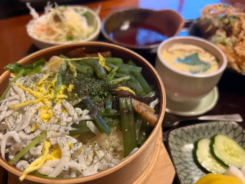 富士宮市【食事処 阿部】予約を強く推奨!満席も珍しくない富士宮で大人気の和食店!ランチ限定『小わっぱセット』と人気メニュー『もつ炒め定食』!ダヤンテールblog