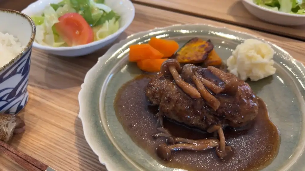 富士市【喫茶Haku】ご夫婦お2人で営む静かな時が流れる小さな喫茶店！今回はランチとデザートを頂いてみました！ダヤンテールblog