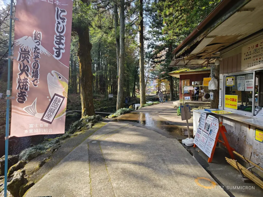 富士宮市【富士養鱒直営釣り堀】自然に近い渓流で手ぶらでマス釣り!自分で釣ったマスをその場で炭火焼や下処理して貰い持ち帰りも!ダヤンテールblog