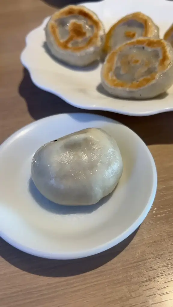 富士宮市【麺屋 虎々】お洒落で明るいカフェの様な雰囲気の店内で、限定『鶏白湯麺』と焼き小籠包のようなビジュアルの肉汁餃子!ダヤンテールblog