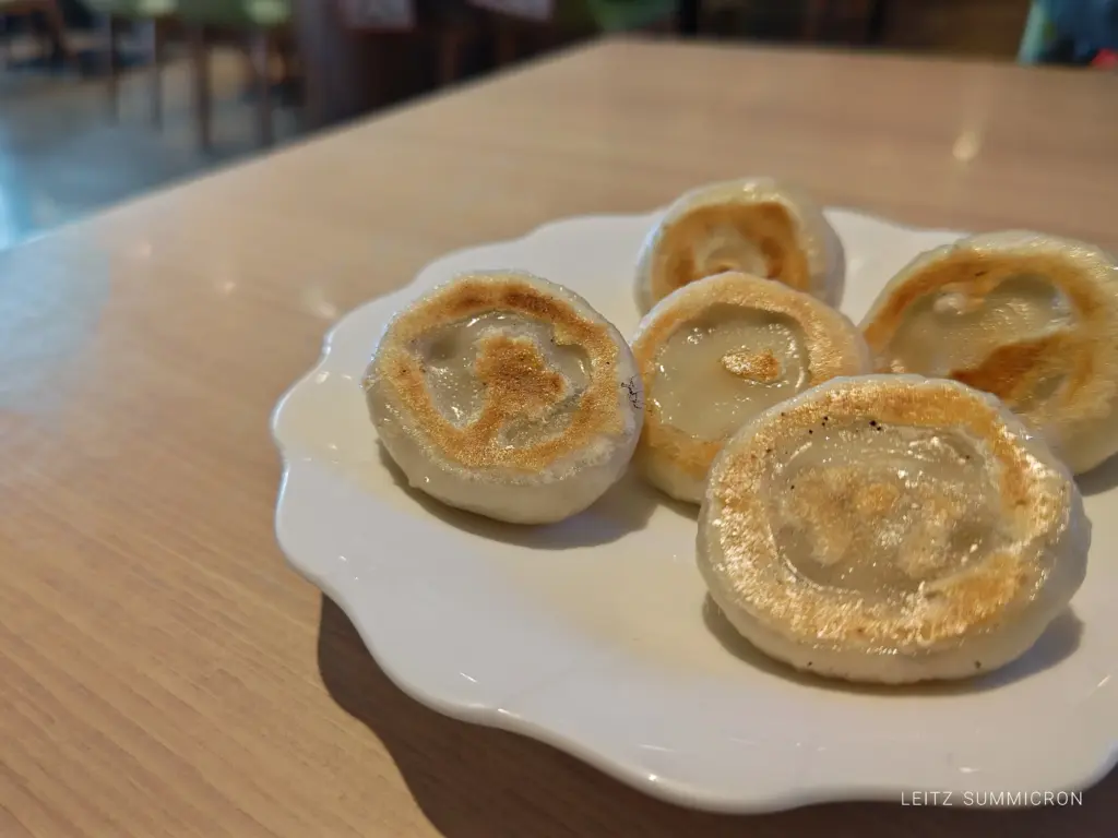 富士宮市【麺屋 虎々】お洒落で明るいカフェの様な雰囲気の店内で、限定『鶏白湯麺』と焼き小籠包のようなビジュアルの肉汁餃子!ダヤンテールblog