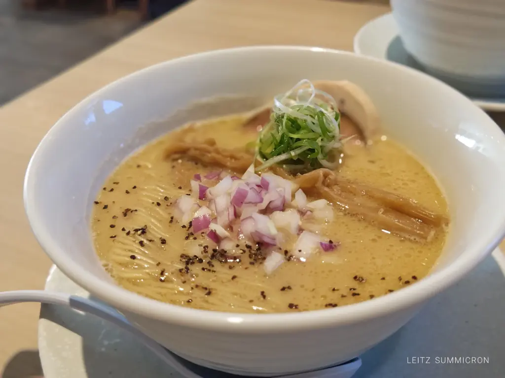 富士宮市【麺屋 虎々】お洒落で明るいカフェの様な雰囲気の店内で、限定『鶏白湯麺』と焼き小籠包のようなビジュアルの肉汁餃子!ダヤンテールblog