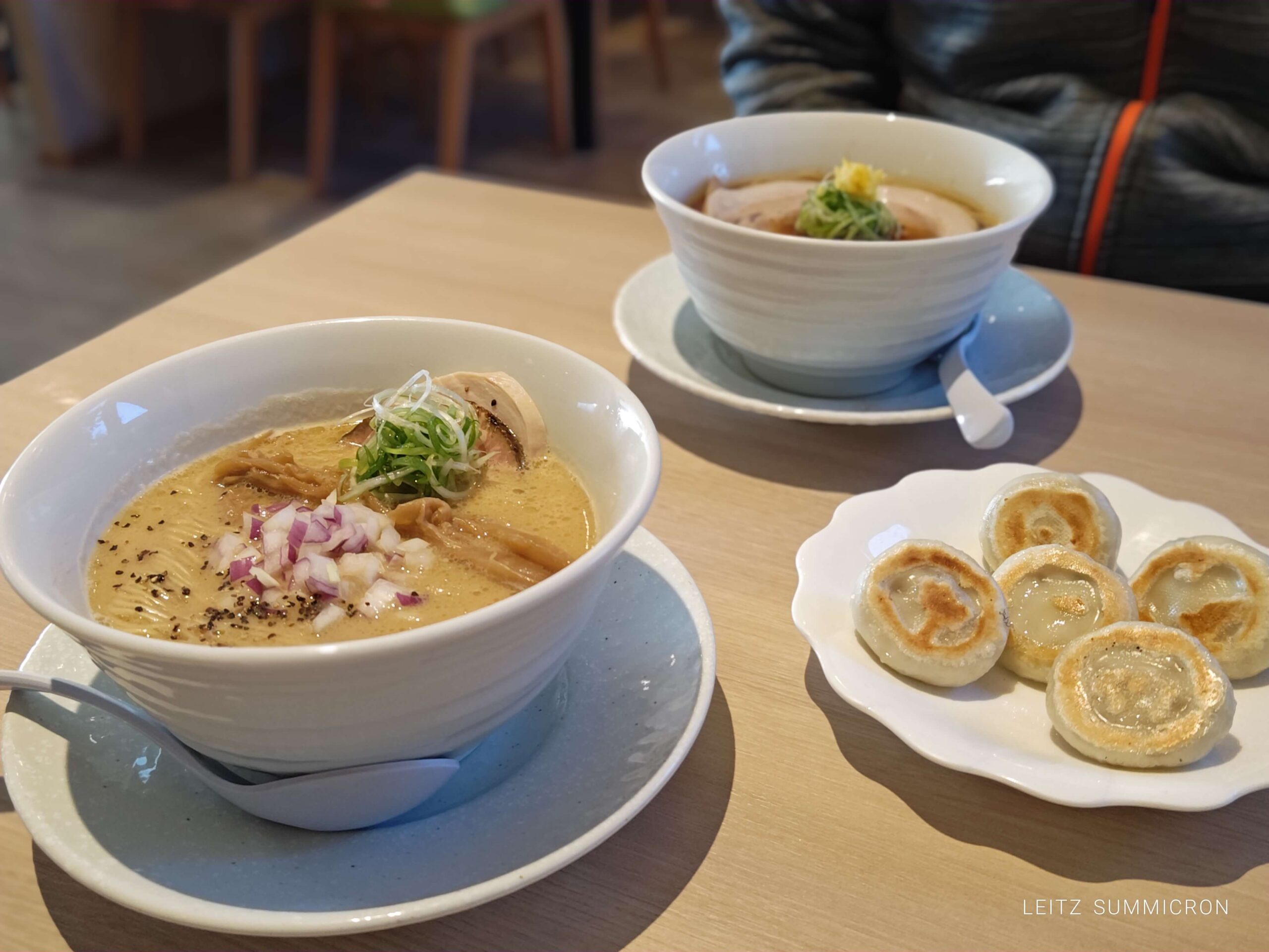 富士宮市【麺屋 虎々】お洒落で明るいカフェの様な雰囲気の店内で、限定『鶏白湯麺』と焼き小籠包のようなビジュアルの肉汁餃子！ダヤンテールblog