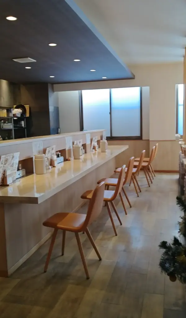 富士宮市【麺屋 虎々】お洒落で明るいカフェの様な雰囲気の店内で、限定『鶏白湯麺』と焼き小籠包のようなビジュアルの肉汁餃子!ダヤンテールblog