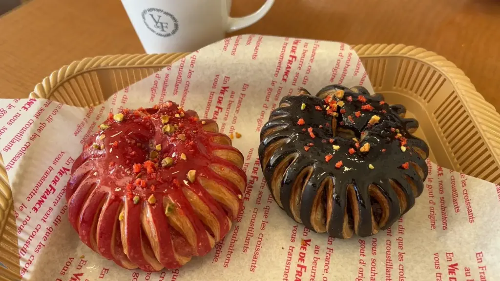 富士市【VIE DE FRANCE 富士店】駅ホームを見下ろすベーカリーカフェでバイカラーのお洒落クロワッサン！ダヤンテールblog