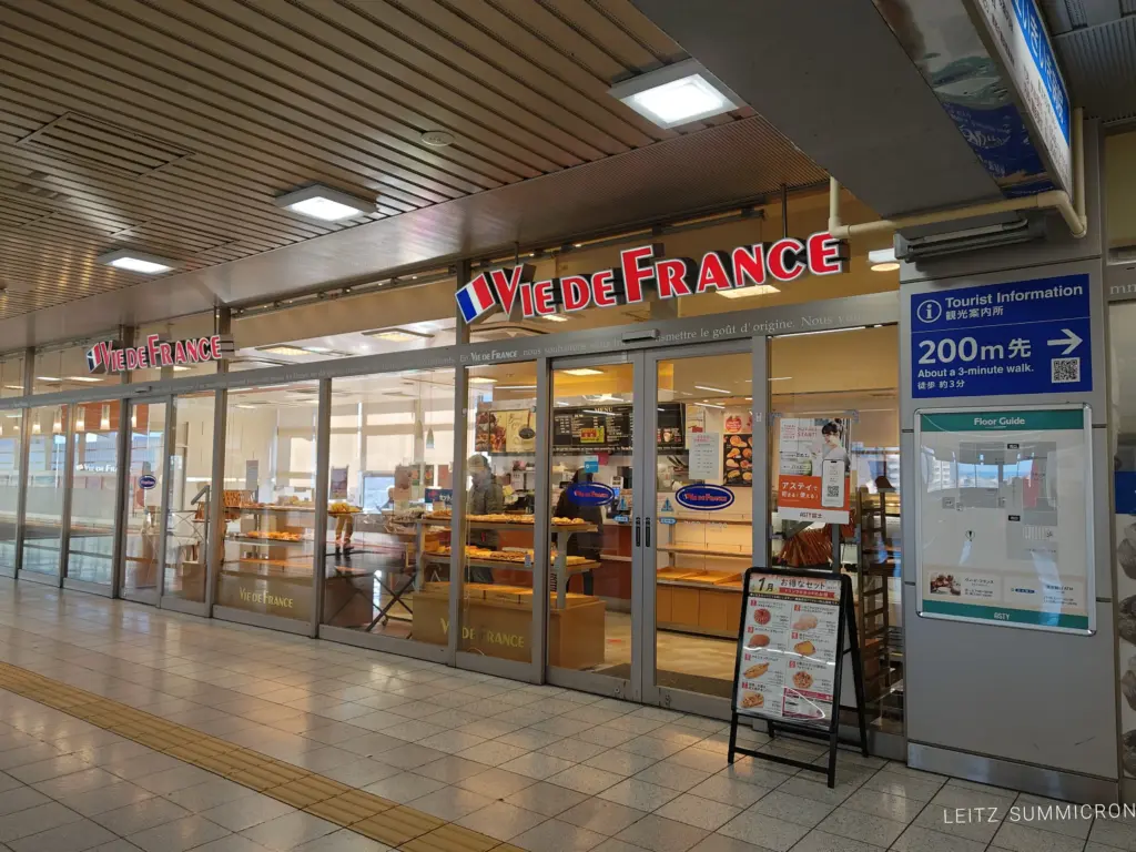 富士市【VIE DE FRANCE 富士店】駅ホームを見下ろすベーカリーカフェでバイカラーのお洒落クロワッサン！ダヤンテールblog