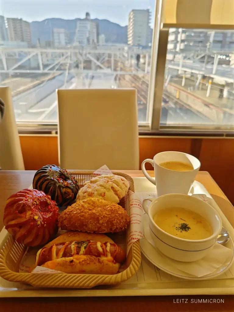 富士市【VIE DE FRANCE 富士店】駅ホームを見下ろすベーカリーカフェでバイカラーのお洒落クロワッサン！ダヤンテールblog