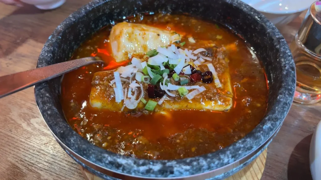 富士市【香香飯店 富士駅前店】３月５日富士本町通りにオープン！赤ちょうちんが提がる異国情緒たっぷりの明るい店内で本格中華！石焼き麻婆豆腐と担々刀削麺が美味しかった！ダヤンテールblog