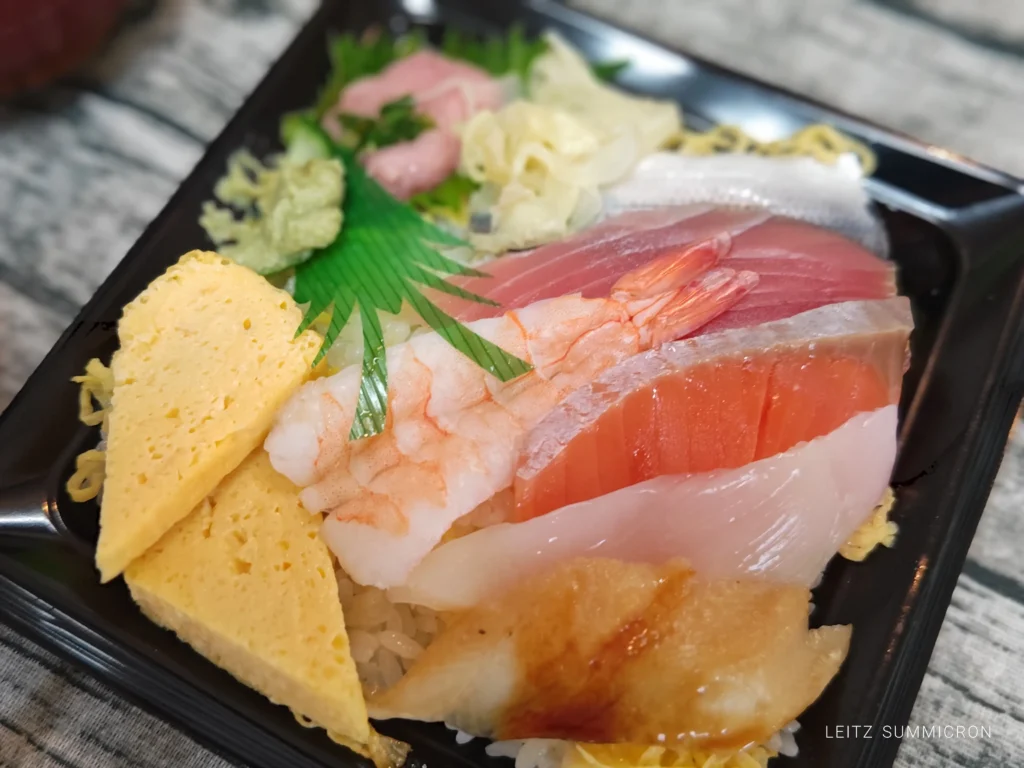 富士宮市【つきじ海賓 富士宮店】税込み500円の持ち帰り専門の6メニュー!この『花ちらし』、コスパタイパとも最強では!?ダヤンテールblog