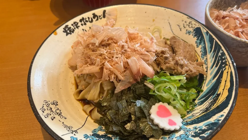 富士市【焼津ぶしうどん しょうた富士店】２周年を迎えた、朝７時から営業の人気のうどん店！朝から『削りたて』『揚げたて』『茹でたて』が味わえる至極の逸品！ダヤンテールblog