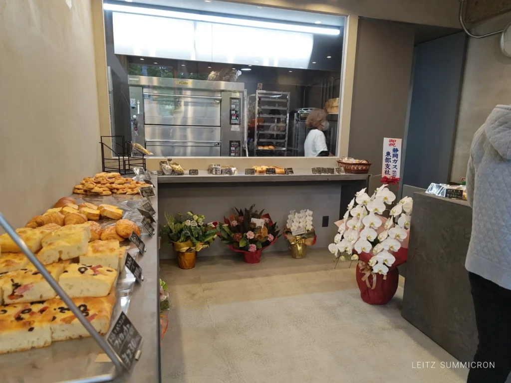 富士市【komorebi bakery＆coffee】富士市役所西側に４月23日オープンしたパンと珈琲のテイクアウトの店！しらすガーリックフランスなどのハード系が美味！ダヤンテールblog