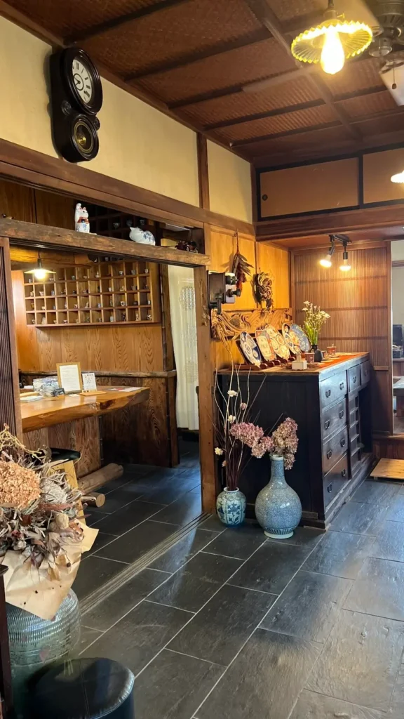 富士宮市【古民家カフェMadoi】レトロな雰囲気の古民家カフェでランチ！骨董品の様な和食器に盛り付けられた洋食ランチが目にも美味しいカフェ！ダヤンテールblog